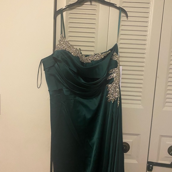 *PERFECT FOR PROM* PORTIA AND SCARLETT EMERALD FORMAL DRESS WITH GLOVES - Picture 3 of 5